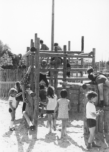 502954 Afbeelding van spelende kinderen op het klimtoestel op de speelplaats aan de Kloosterlaan te Utrecht.